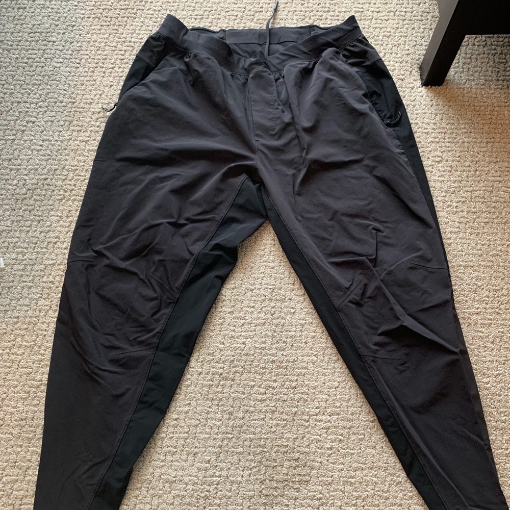 EUC lululemon joggers with reflective stripe